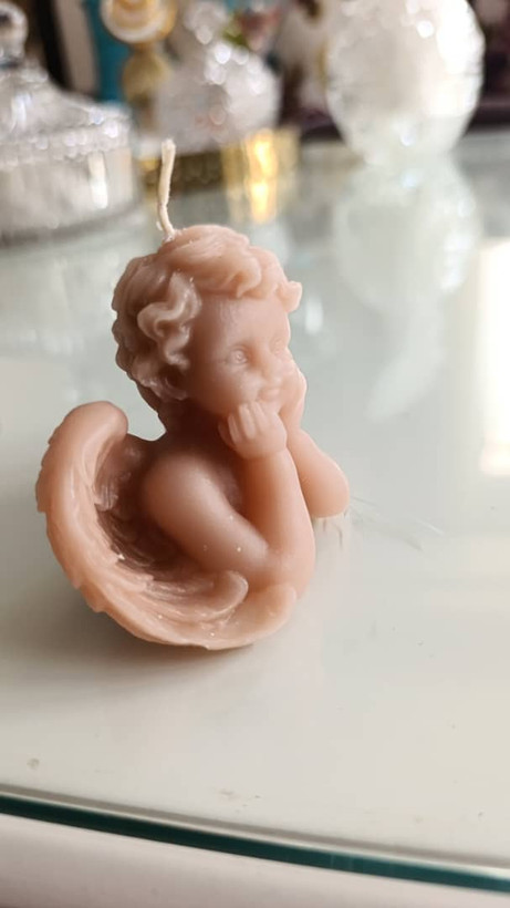 شمع فرشته مدل متفکر